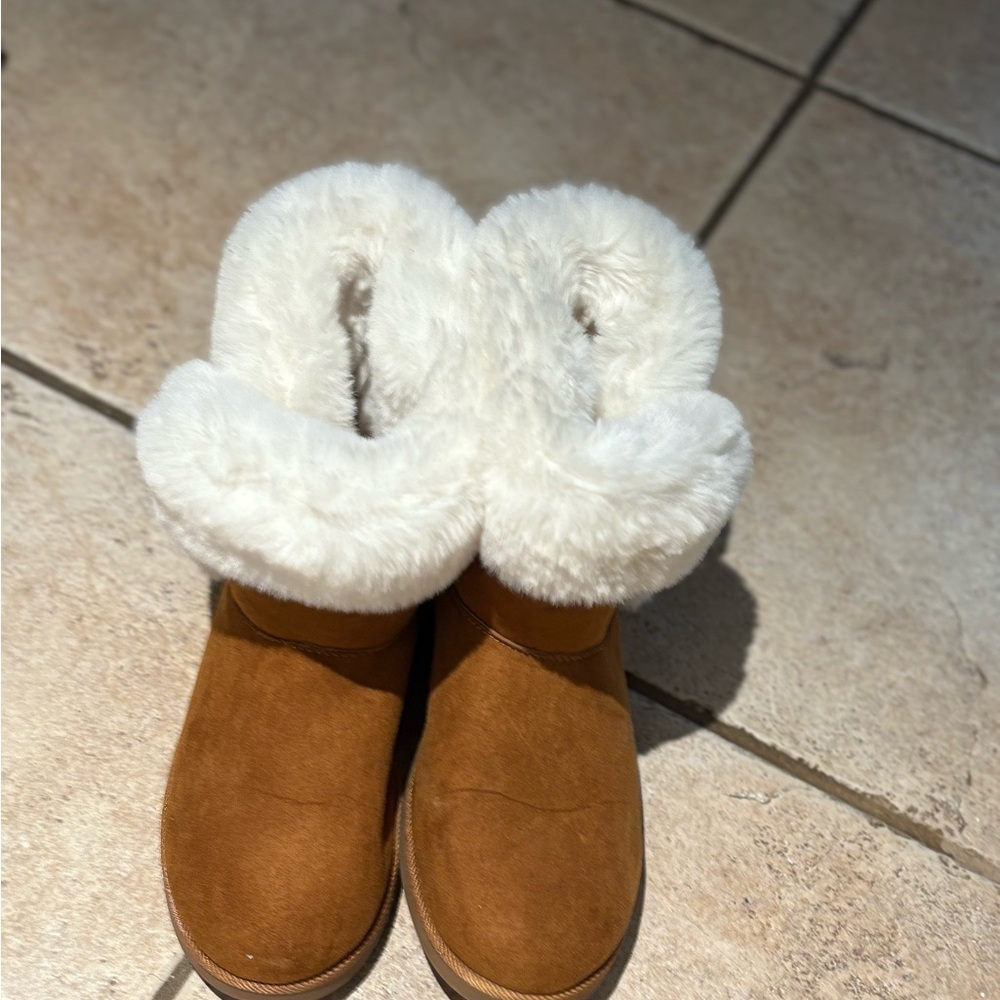 Juicy Couture Brown Boots with Cream Fur - Picture 2 of 2
